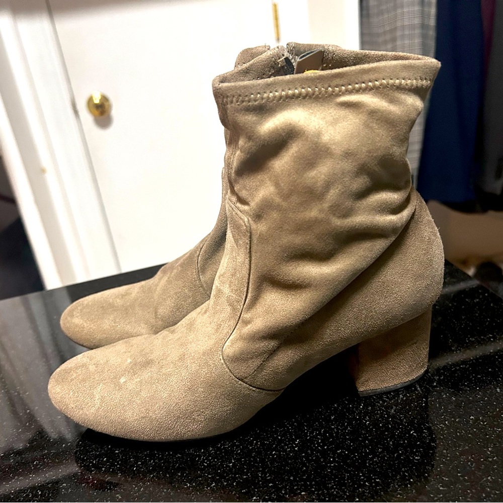 Unmyllo low-cut, tan, suede, size 8 boot